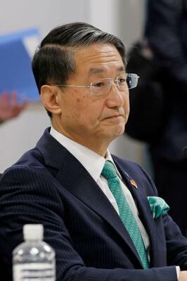 　人口減少対策に関し、有識者の意見を聴取するプロジェクトチームの初会合に出席した鳥取県の平井伸治知事＝２２日午前、東京都千代田区