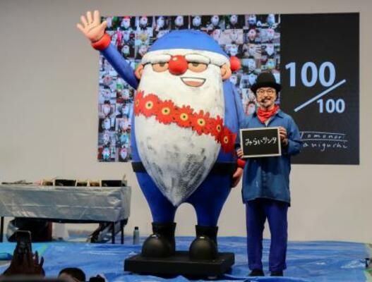 　大阪・関西万博の会場で制作した「みらいサンタ」と谷口智則さん＝９月、大阪市此花区の夢洲