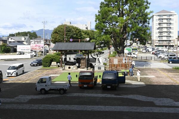 人工芝の設置などが進むＪＲ那須塩原駅西口駅前広場