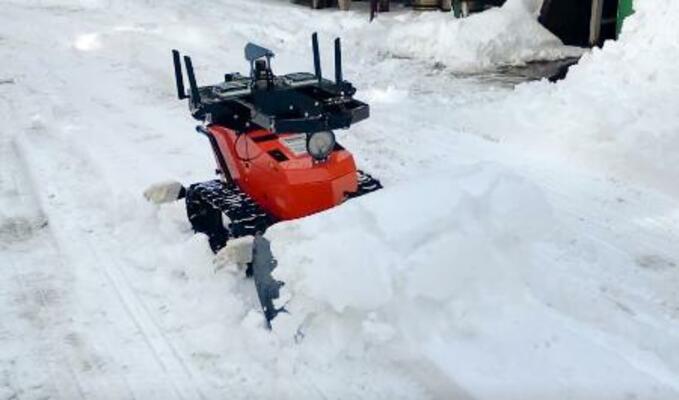 　ＪＲ西日本などが開発を進めるリモコン操作型の除雪機＝青森県十和田市（同社提供）