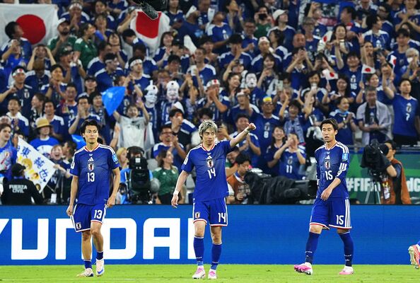 日本―チュニジア 後半、チーム3点目のゴールを決めた伊東(中央)。右は先制ゴールの鎌田=モンテレイ(共同)