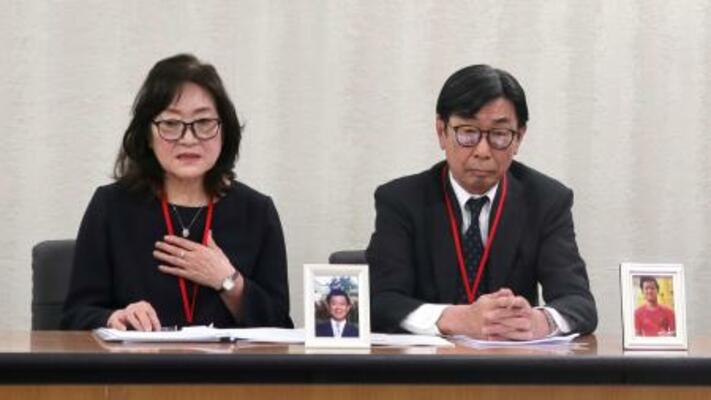 　東京地裁判決を受け記者会見する男性の両親＝２２日午前、東京都内