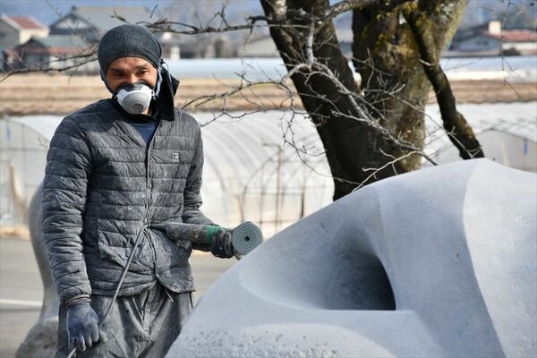 記念モニュメントを制作する西村さん