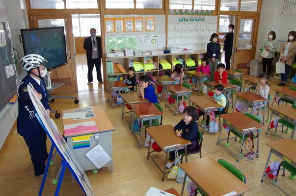 警察官の講話に耳を傾ける児童たち