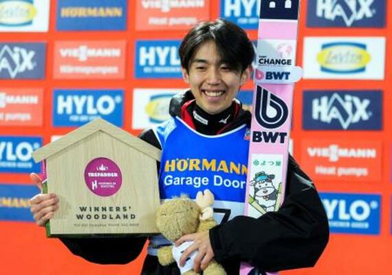 W杯ジャンプ男子個人第25戦で3位に入り、表彰台で喜ぶ中村直幹=オスロ(NTB提供・ロイター=共同)