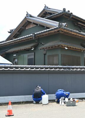 事件が発生した民家周辺で鑑識作業を行う捜査員＝14日午後０時45分、上三川町上神主