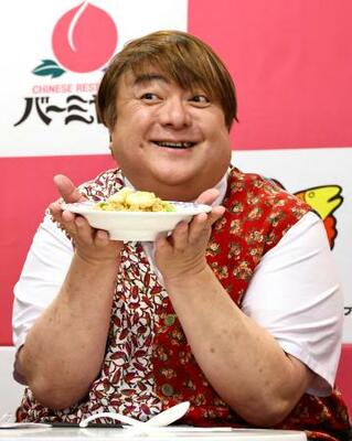 　チャーハンを手にする彦摩呂＝１６日、東京都渋谷区