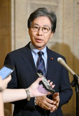 　記者団の取材に応じる立憲民主党の安住幹事長＝２２日午後２時２分、国会