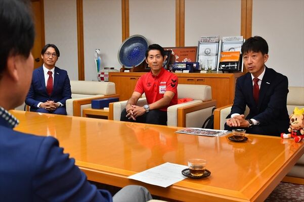 佐藤市長（左）にジャパンカップでの健闘を誓う（右から）柿沼社長、小坂、広瀬ゼネラルマネジャー＝宇都宮市役所