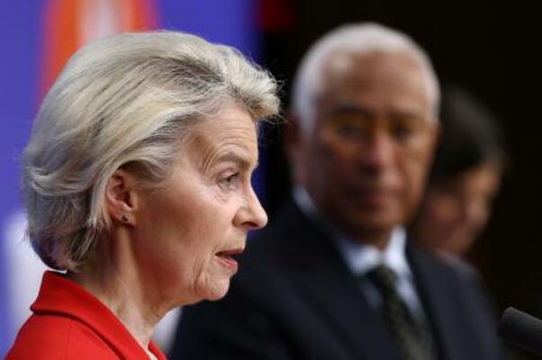 23日、ブリュッセルで記者会見するEUのフォンデアライエン欧州委員長(ロイター=共同)