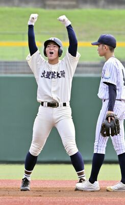 ６回、文星付の津久井（左）が勝ち越しの適時二塁打を放ち、塁上でガッツポーズ＝清原球場