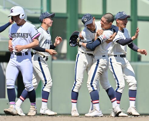 国学栃木に勝利し、喜びを分かち合う宇商ナイン＝県営