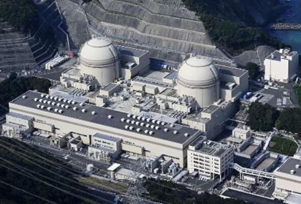 　関西電力大飯原発の３号機（右）と４号機＝２０２３年１１月