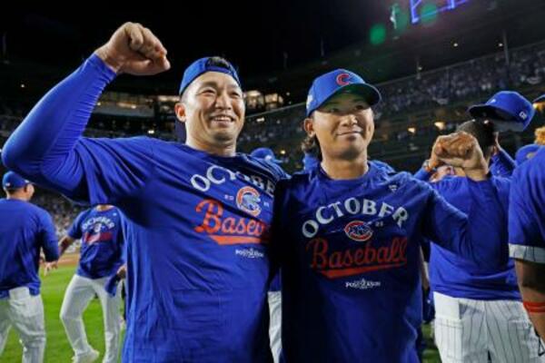 　パドレスに勝利し地区シリーズ進出を決め、今永（右）とポーズをとるカブス・鈴木＝シカゴ（共同）