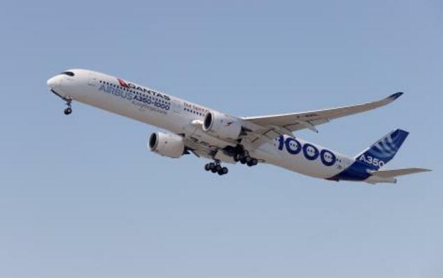 ロンドンなどへの直行便の飛行試験をするカンタス航空機=2022年5月、オーストラリア・シドニー(ゲッティ=共同)