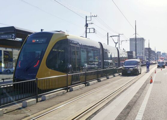 衝突した乗用車＝10日午後４時20分、宇都宮市陽東４丁目（画像は一部加工しています）
