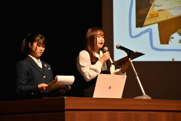 理想のとちぎの将来像について発表する若者ら＝24日午前、県総合文化センター
