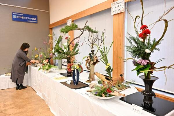 会場に並ぶ秋を感じさせる作品