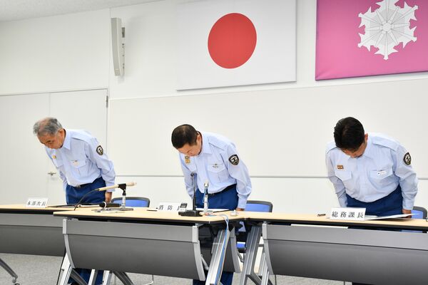 記者会見で謝罪する那須地区消防本部の東泉消防長（中央）＝25日午前10時５分、大田原市中田原