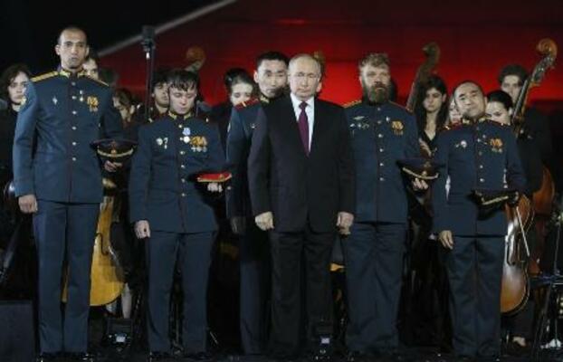 　ロシア軍兵士らと並んだプーチン大統領（中央）＝２０２３年、ロシア西部クルスク州（ロシア大統領府提供・タス＝共同）