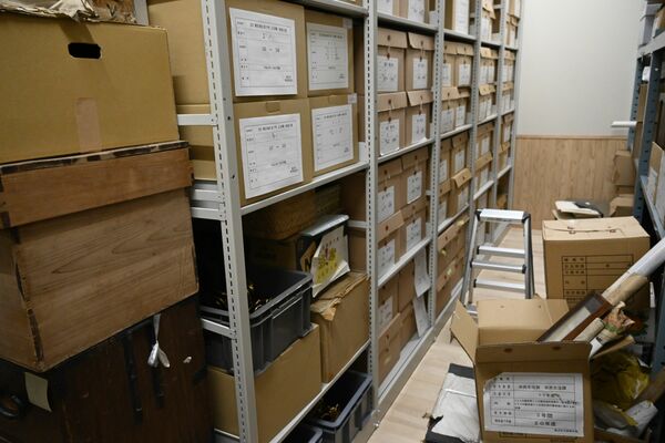 貴重な資料が保管されている鹿沼市文化活動交流館の収蔵室=10月中旬、鹿沼市睦町