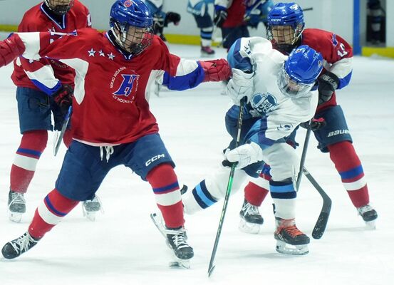 日光中クラブ－日光東中クラブ準決勝　第１ピリオド、日光中クラブのＦＷ岸（手前右）が相手と競り合う＝日光霧降アイスアリーナ