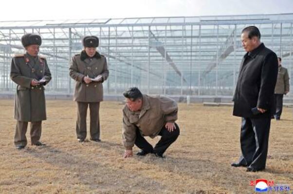 　北朝鮮北西部・新義州周辺で完成間近の温室農場を視察する金正恩朝鮮労働党総書記（左から３人目）＝２６日（朝鮮中央通信＝共同）