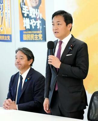 　国民民主党の両院議員懇談会で発言する玉木代表。左は榛葉幹事長＝１７日午前、国会