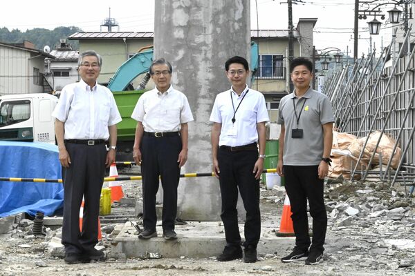 阿部さん（左から２人目）と拡張工事を担当する町関係者