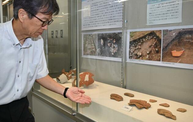 「円筒埴輪片」などが展示されている夏の企画展