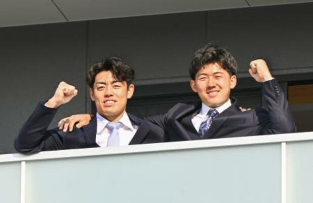 入寮し、ガッツポーズする阪神ドラフト1位の立石(右)と2位の谷端=5日、兵庫県尼崎市