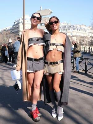 　切りっぱなしのパンツでそろえた肌見せコーディネート＝２０２２年３月