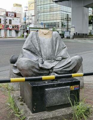 　首部分が折られた豊臣秀吉像＝昨年８月、名古屋市西区