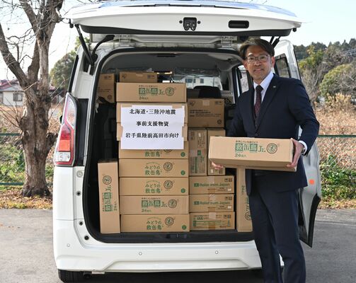 配達する物資を車に積み込む秋元社長=11日午後、那須塩原市東小屋