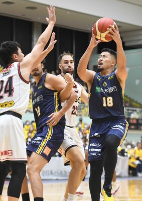 第３Ｑ２分、果敢にゴール下へ切り込むブレックスの鵤（右）＝県北体育館
