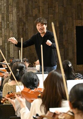 リハーサルで指揮する金井さん