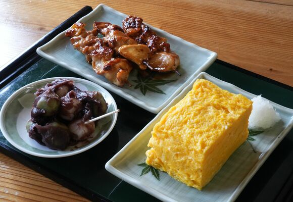 太平山三大名物の卵焼き、焼き鳥、だんご