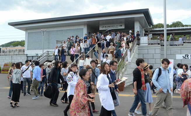 多くの観光客で混雑するあしかがフラワーパーク駅