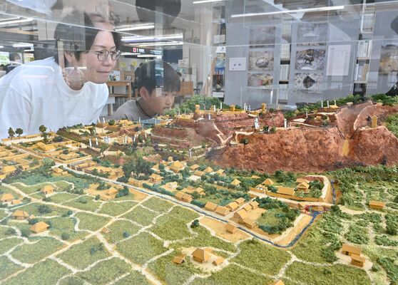 市役所１階ロビーに置かれた鹿沼城のジオラマ
