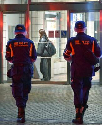 女性が刺された商業施設「サンシャインシティ」に入る警視庁の捜査員=26日午後8時27分、東京・池袋