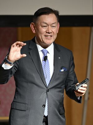 しもつけ21フォーラムで講演する川添氏=11日午後、宇都宮市本町