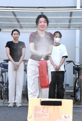 消火器の使い方を学ぶ参加者たち