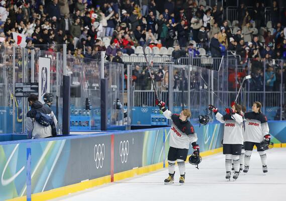 フランスに勝利し、喜ぶ小池（左）ら＝ミラノ（共同）