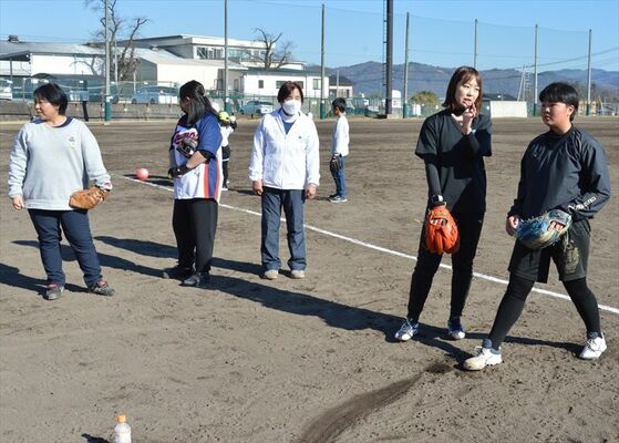 ボールの握り方などを教える中山さん（右から２人目）