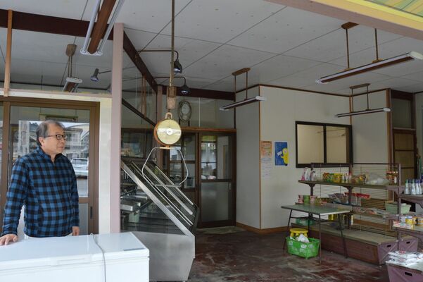 展示施設に改装される鮮魚店「湊屋商店」店内と小野さん