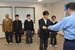 石塚署長（右）から感謝状を受け取る５人の高校生