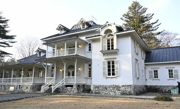 白い壁が特徴の旧青木家那須別邸。当時の建物を復元、改修して建てられた