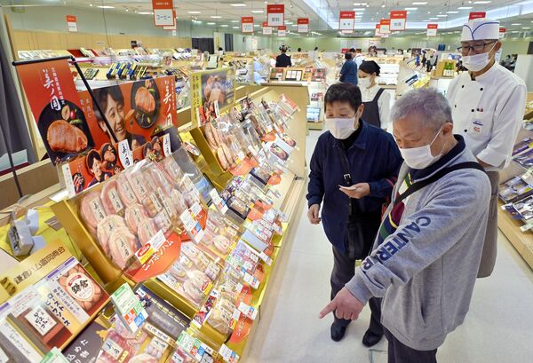 お歳暮商品を品定めする買い物客ら＝14日午前11時10分、宇都宮市宮園町