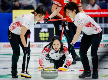 　カナダ戦でショットを放つロコ・ソラーレの藤沢五月（中央）＝カルガリー（カナディアンプレス提供・ＡＰ＝共同）