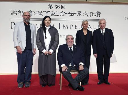 第36回高松宮殿下記念世界文化賞に決まった、(左から)絵画部門のピーター・ドイグさん、彫刻部門のマリーナ・アブラモビッチさん、建築部門のエドゥアルド・ソウト・デ・モウラさん、演劇・映像部門のアンヌ・テレサ・ドゥ・ケースマイケルさん、音楽部門のアンドラーシュ・シフさん=21日午後、東京都港区